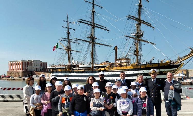 I bambini di Pieve Torina a bordo della Amerigo Vespucci