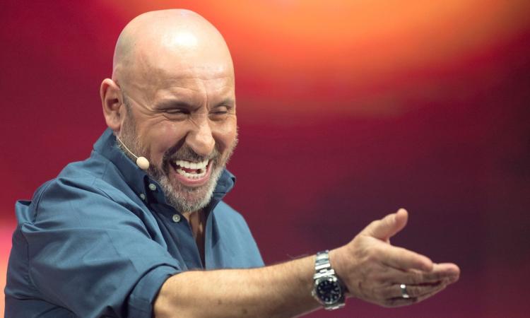 Macerata, la comicità di Maurizio Battista allo Sferisterio live