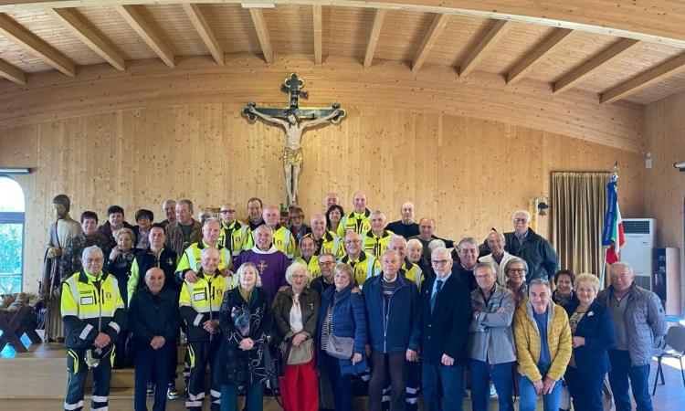 Festa e spiritualità: l'associazione Vigili del Fuoco Macerata si ritrova con Padre Luciano Genga