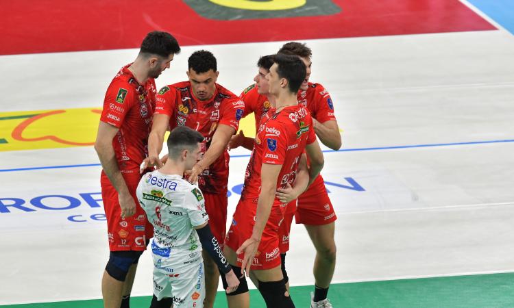 Lube, l'atto primo delle semifinali è da dimenticare: Perugia vince in 3 set Lube, l'atto primo delle semifinali è da dimenticare: Perugia vince in 3 set