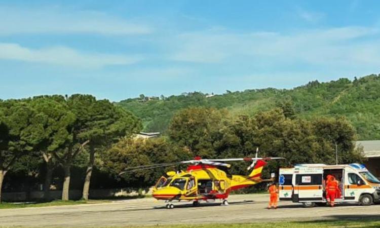 Treia, brutta caduta con la mountain bike: 56enne portato a Torrette in eliambulanza Treia, brutta caduta con la mountain bike: 56enne portato a Torrette in eliambulanza