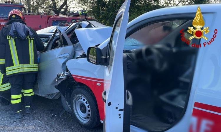 Incidente in superstrada, coinvolti quattro mezzi: interviene l'eliambulanza, traffico in tilt (FOTO) Incidente in superstrada, coinvolti quattro mezzi: interviene l'eliambulanza, traffico in tilt (FOTO)