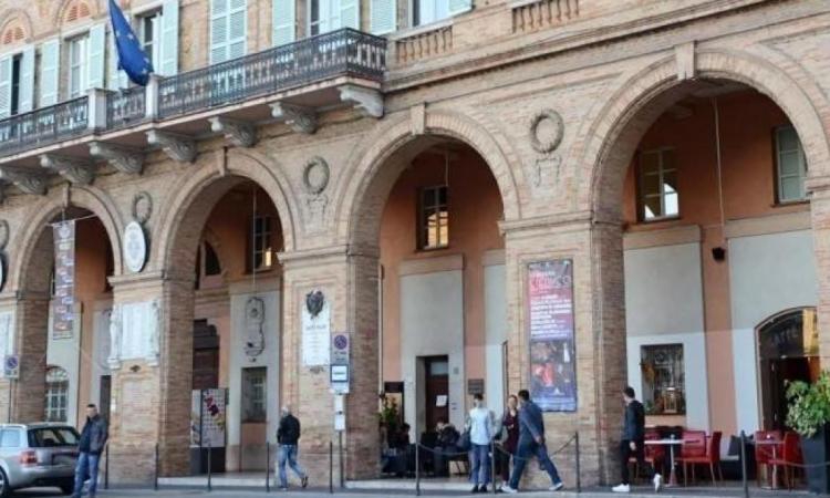 Civitanova, torna la tradizionale Fiera delle Palme. oltre 60 bancarelle in piazza Civitanova, torna la tradizionale Fiera delle Palme. oltre 60 bancarelle in piazza