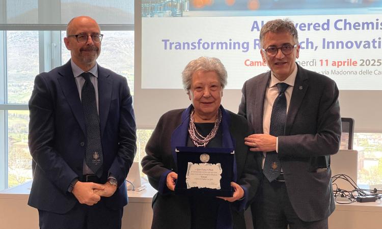 Unicam consegna il sigillo di ateneo alla professoressa Luigia Carlucci Aiello