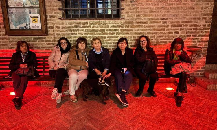 Montelupone, Giornata della donazione degli organi: il palazzetto del Podestà si illumina di rosso Montelupone, Giornata della donazione degli organi: il palazzetto del Podestà si illumina di rosso