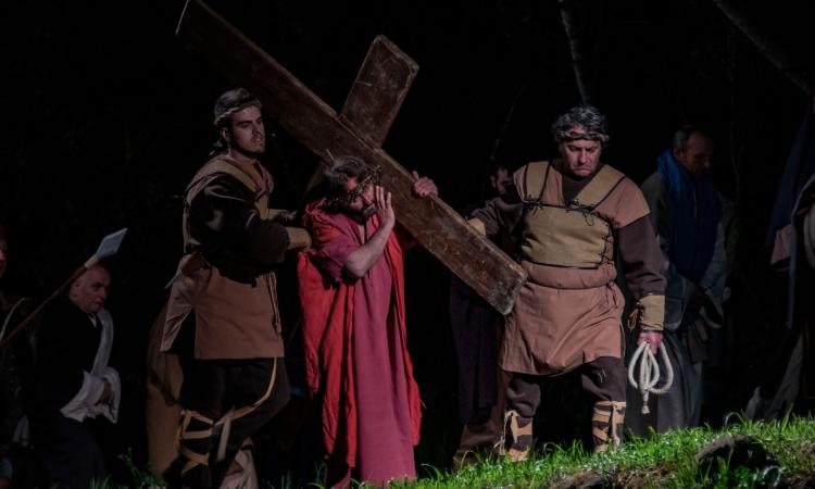Tolentino, oltre mille persone per la 'Passione di Cristo': una rievocazione da record alla Bura (FOTO) Tolentino, oltre mille persone per la 'Passione di Cristo': una rievocazione da record alla Bura (FOTO)