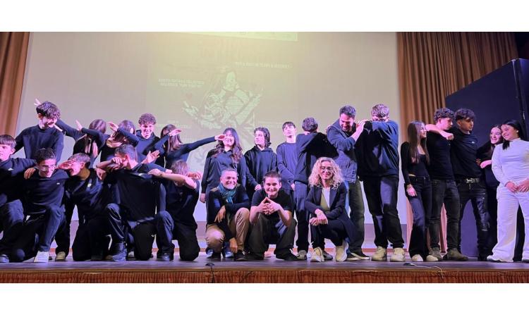 Macerata - Social, gioco e realtà: gli studenti dell’Ite Gentili raccontano il loro mondo a teatro Macerata - Social, gioco e realtà: gli studenti dell’Ite Gentili raccontano il loro mondo a teatro