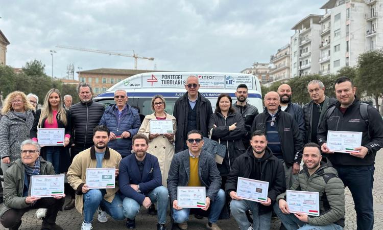 Civitanova, consegnato all’Auser un pulmino per il trasporto di persone fragili Civitanova, consegnato all’Auser un pulmino per il trasporto di persone fragili