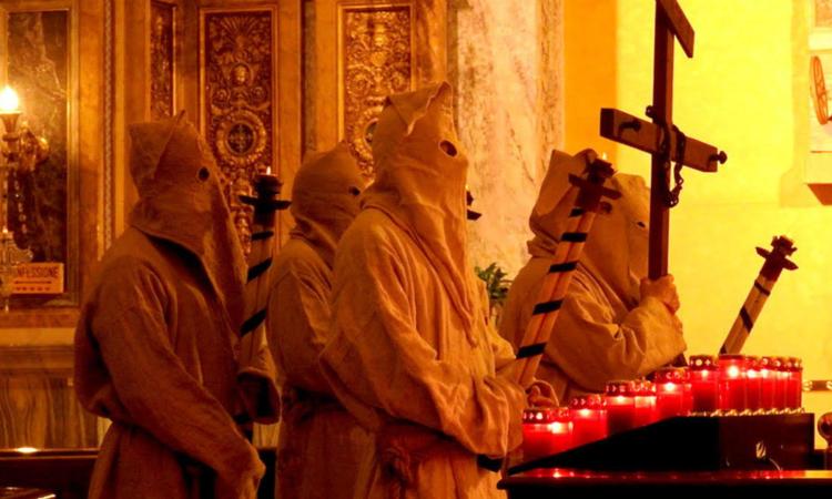 Tolentino rinnova la tradizione del Giovedì Santo: i "Sacconi" in visita ai Sepolcri