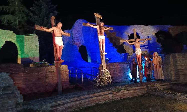 Villa Potenza rivive la Passione di Cristo: in centinaia al Teatro Romano per la 39esima Via Crucis (FOTO) Villa Potenza rivive la Passione di Cristo: in centinaia al Teatro Romano per la 39esima Via Crucis (FOTO)