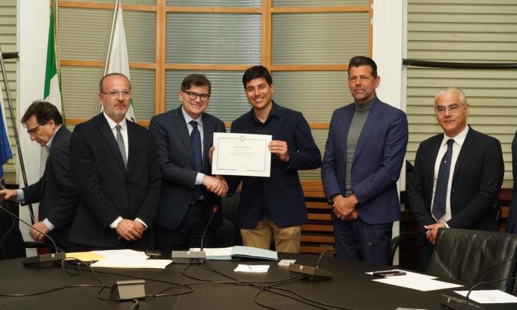 Porto Recanati, 100 anni di storia imprenditoriale: encomio per la famiglia Scalabroni e il balneare "Il Faro" Porto Recanati, 100 anni di storia imprenditoriale: encomio per la famiglia Scalabroni e il balneare "Il Faro"