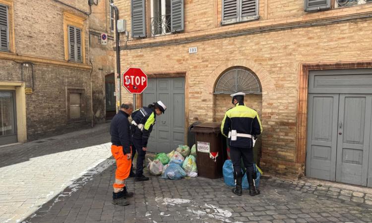 Macerata, controlli sul conferimento dei rifiuti: 105 le violazioni. Triplicate rispetto allo scorso anno Macerata, controlli sul conferimento dei rifiuti: 105 le violazioni. Triplicate rispetto allo scorso anno