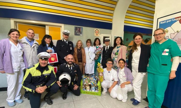 Macerata, la polizia locale dona uova e colombe pasquali al reparto di Pediatria dell'ospedale Macerata, la polizia locale dona uova e colombe pasquali al reparto di Pediatria dell'ospedale