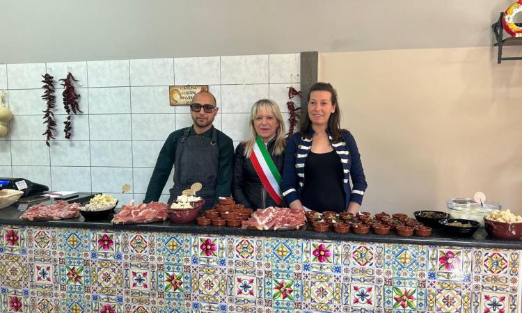 Sapori di Campania a San Severino: taglio del nastro per la panineria “O’ Capricc” Sapori di Campania a San Severino: taglio del nastro per la panineria “O’ Capricc”