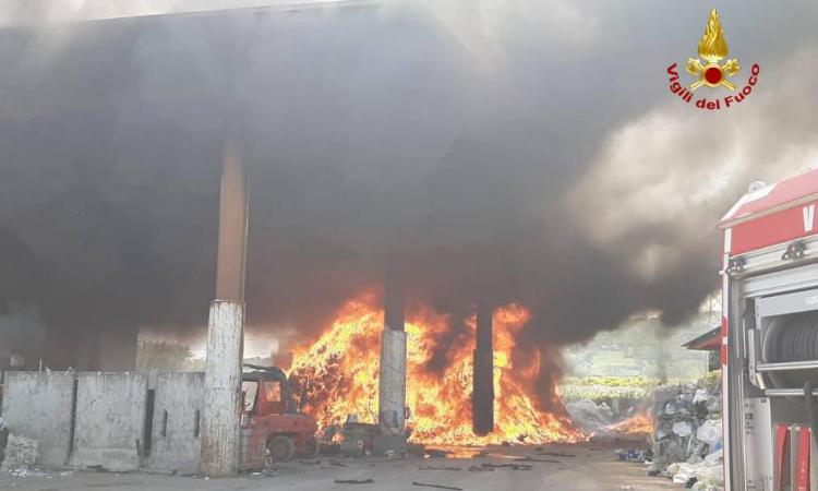 Fiamme in un’azienda di lavorazione rifiuti: squadre da Ascoli Piceno per domare l’incendio