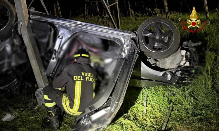 L'auto si ribalta e finisce contro un palo: giovane di 24 anni perde la vita in un incidente L'auto si ribalta e finisce contro un palo: giovane di 24 anni perde la vita in un incidente