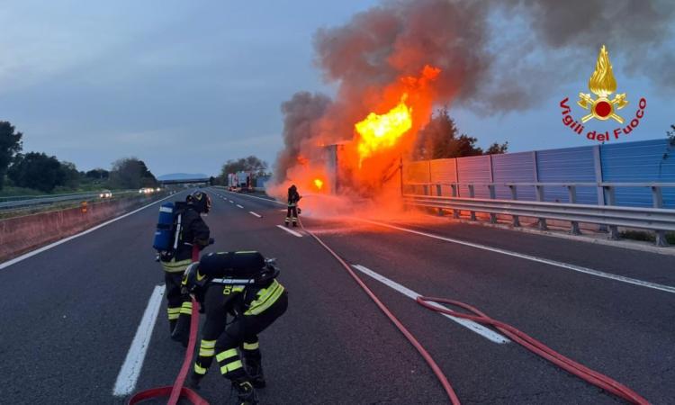 Incendio lungo l'A14 tra Civitanova e Porto Recanati: in fiamme un camion frigorifero Incendio lungo l'A14 tra Civitanova e Porto Recanati: in fiamme un camion frigorifero