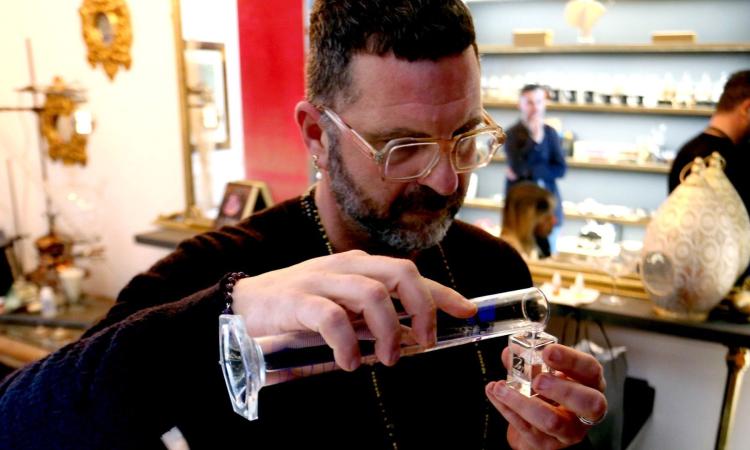 Profumi come abiti dell’anima: a Civitanova Mauro Malatini crea fragranze su misura per ogni persona