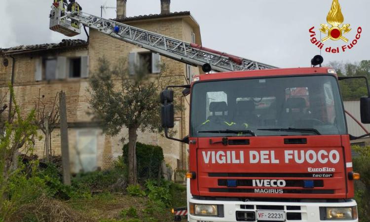 Esplode una bombola di gas in casa: ferita una donna, ingenti i danni
