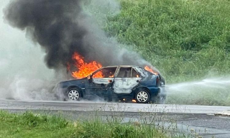 Paura a Tolentino, auto divorata dalle fiamme nei pressi di un distributore di metano Paura a Tolentino, auto divorata dalle fiamme nei pressi di un distributore di metano