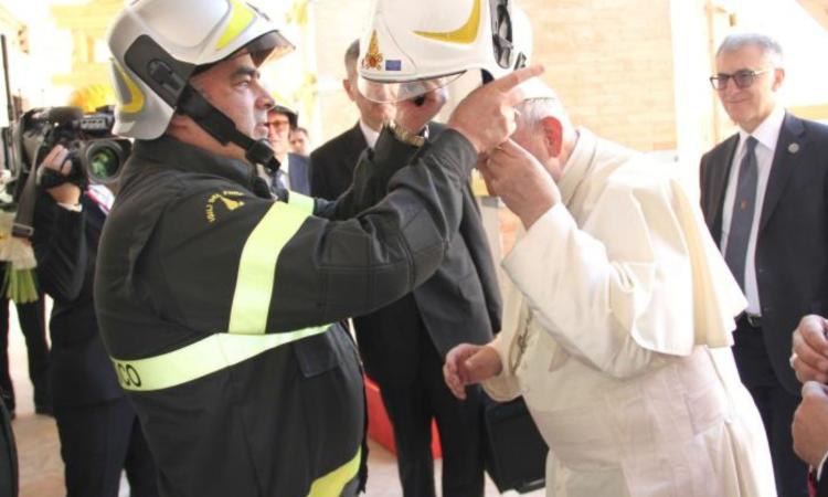 Don Peppe Branchesi, la Rollei e il racconto di un Papa Francesco fuori dai protocolli Don Peppe Branchesi, la Rollei e il racconto di un Papa Francesco fuori dai protocolli
