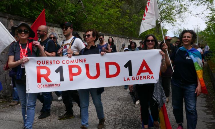 "Questo Comune ripudia la guerra": alla Marcia della memoria la campagna di Emergency "Questo Comune ripudia la guerra": alla Marcia della memoria la campagna di Emergency