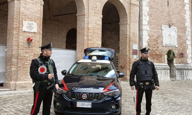 Caldarola, forano la finestra di un'abitazione e rubano orologio di pregio: denunciati due giovani Caldarola, forano la finestra di un'abitazione e rubano orologio di pregio: denunciati due giovani