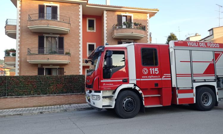 Treia, canna fumaria a fuoco nel condominio: intervengono i vigili del fuoco Treia, canna fumaria a fuoco nel condominio: intervengono i vigili del fuoco