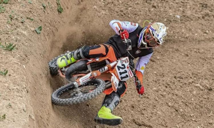 Tolentino, Fabio Santecchia domina a Fermo: doppia vittoria nel regionale di motocross