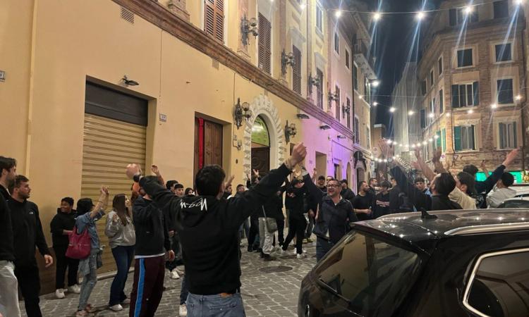 Caos spareggio, si va verso lo slittamento ad Ancona. Tifosi della Maceratese in piazza: “Vogliamo chiarezza” Caos spareggio, si va verso lo slittamento ad Ancona. Tifosi della Maceratese in piazza: “Vogliamo chiarezza”