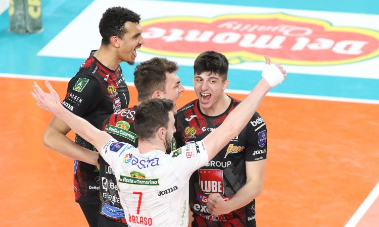 Volley, la Lube si mangia Trento in gara 2: la finale scudetto è in parità, Bottolo super Volley, la Lube si mangia Trento in gara 2: la finale scudetto è in parità, Bottolo super