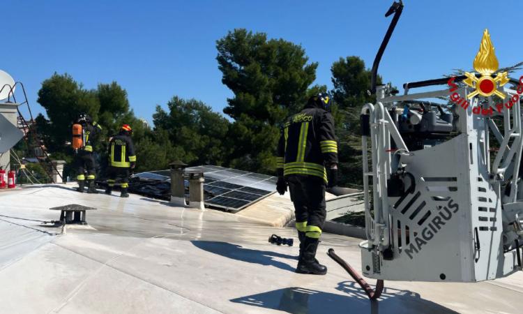 Incendio ai pannelli solari sul tetto: paura in un condominio di Macerata