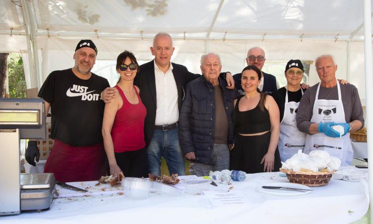Frittelle, musica e sorrisi: il Primo Maggio accende il cuore di Civitanova Alta