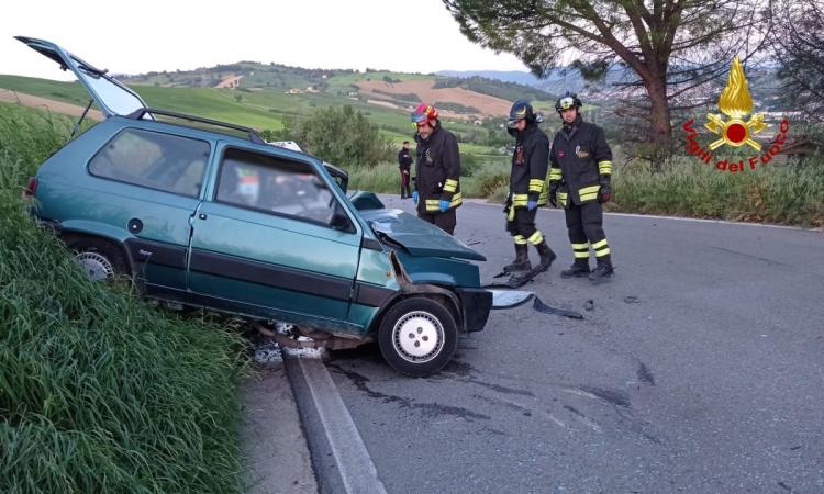Tolentino, scontro tra due auto all'alba: un uomo perde la vita, si cerca l'altro conducente (FOTO)