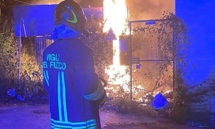 Incendio in una cabina dell'Enel: blackout e intervento dei vigili del fuoco Incendio in una cabina dell'Enel: blackout e intervento dei vigili del fuoco