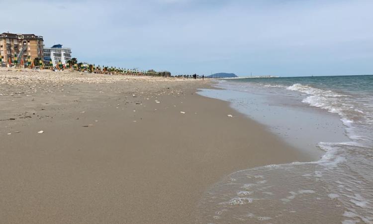 Civitanova, stop alla balneazione a nord della foce del Chienti: scatta il divieto dopo i temporali