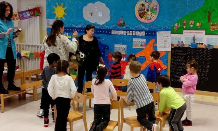 Li Matti de Montecò portano la tradizione popolare nelle scuole dell’infanzia: musica, giochi e saltarello per educare divertendo