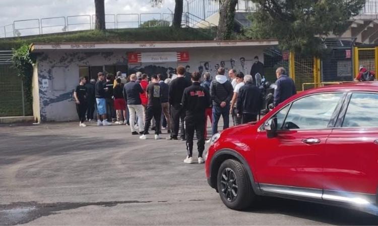 Fumata biancorossa: sold out in tempo record per lo spareggio della Maceratese contro il Montecchio Fumata biancorossa: sold out in tempo record per lo spareggio della Maceratese contro il Montecchio
