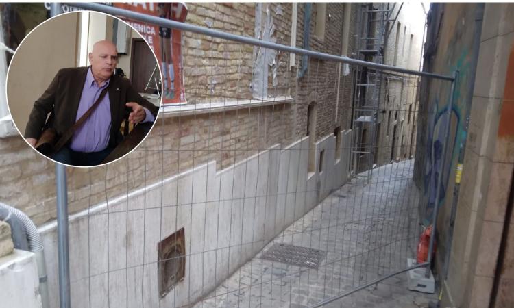 "Il vicolo di casa mia chiuso senza preavviso per gli Aperitivi Europei. Per me, non vedente, è l'unica strada percorribile"