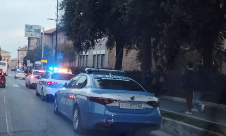 Macerata, alla guida di un'auto con targa polacca senza assicurazione e senza patente: in due nei guai Macerata, alla guida di un'auto con targa polacca senza assicurazione e senza patente: in due nei guai