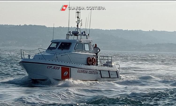 Colto da malore a 40 miglia da Ancona, 69enne lancia sos: trasportato al porto di Civitanova