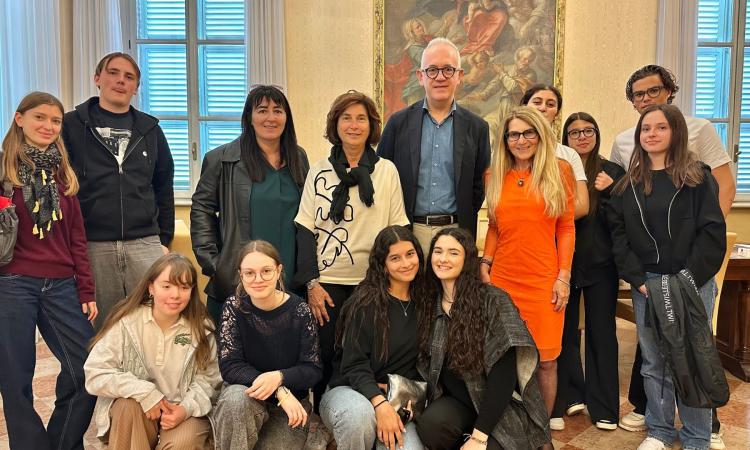 Erasmus+ unisce Civitanova e Parigi: il sindaco accoglie gli studenti francesi del Lycée Buffon Erasmus+ unisce Civitanova e Parigi: il sindaco accoglie gli studenti francesi del Lycée Buffon