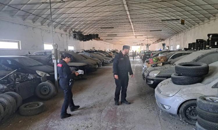 Officina abusiva in azienda agricola: sequestrati 135 veicoli a Morrovalle