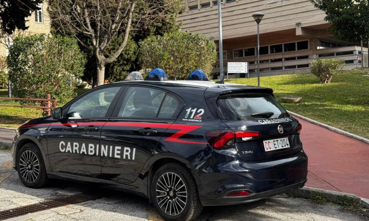 Macerata - "C'è una ragazza che chiede aiuto", i carabinieri intervengono e il fidanzato li aggredisce: denunciato