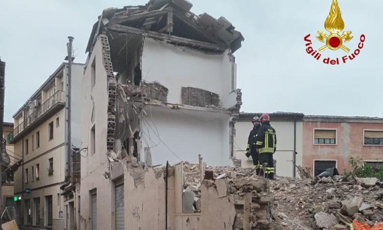 Tolentino, crollo durante demolizione in via Bezzi: danni a due edifici, evacuata una famiglia Tolentino, crollo durante demolizione in via Bezzi: danni a due edifici, evacuata una famiglia