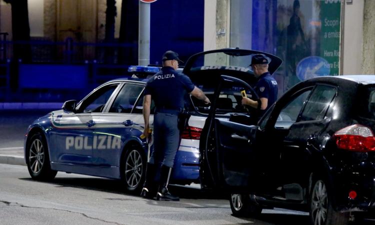 Civitanova, rissa tra due gruppi sulla Statale finisce nel sangue: due 27enni feriti, indagini in corso