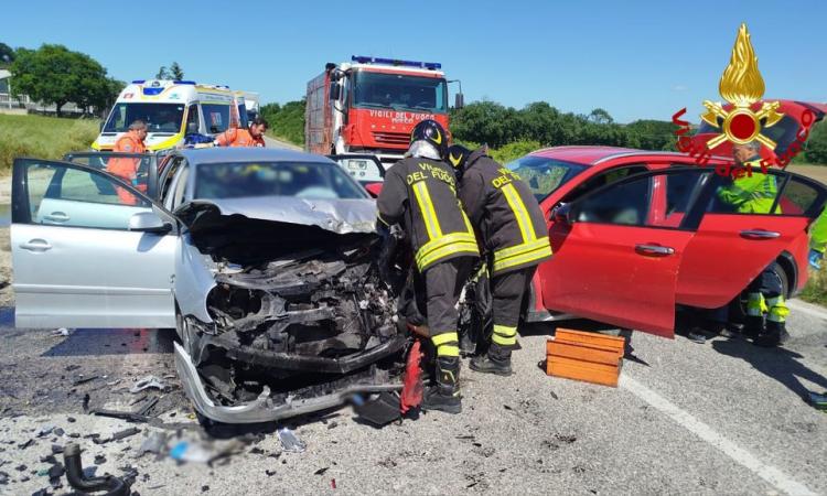 Scontro tra due auto sulla strada provinciale: due feriti, interviene l'elisoccorso Scontro tra due auto sulla strada provinciale: due feriti, interviene l'elisoccorso