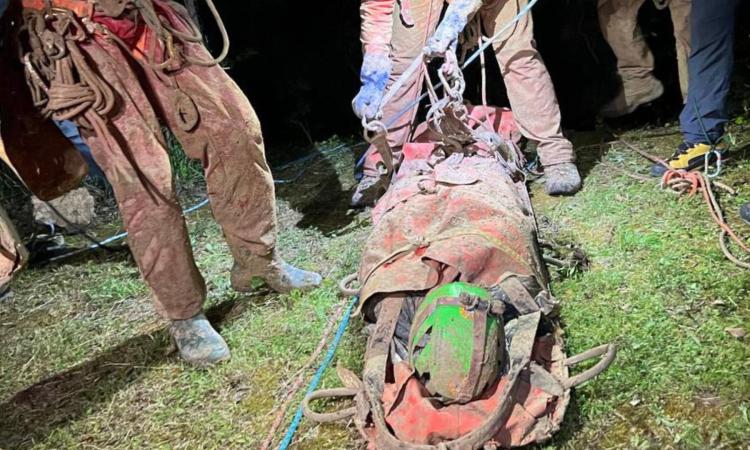 Frasassi, speleologa travolta da un crollo nella Grotta del Fiume: soccorsa e trasportata in ospedale Frasassi, speleologa travolta da un crollo nella Grotta del Fiume: soccorsa e trasportata in ospedale