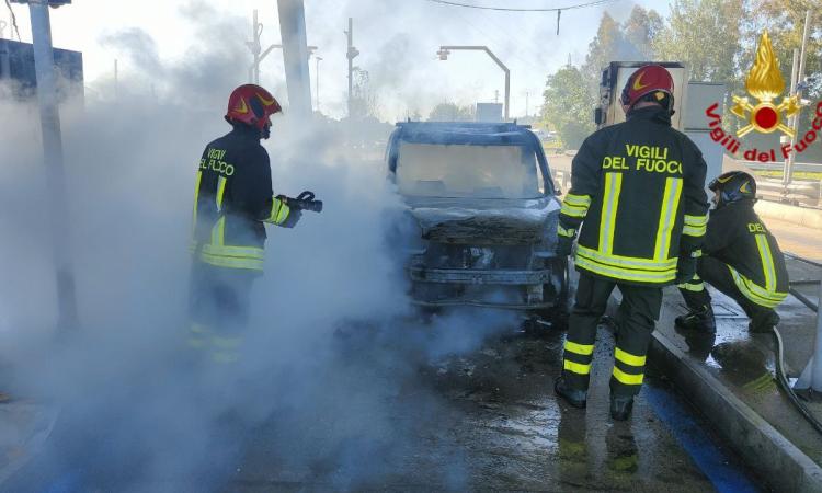 Porto Recanati, auto in fiamme al casello A14: intervengono i vigili del fuoco