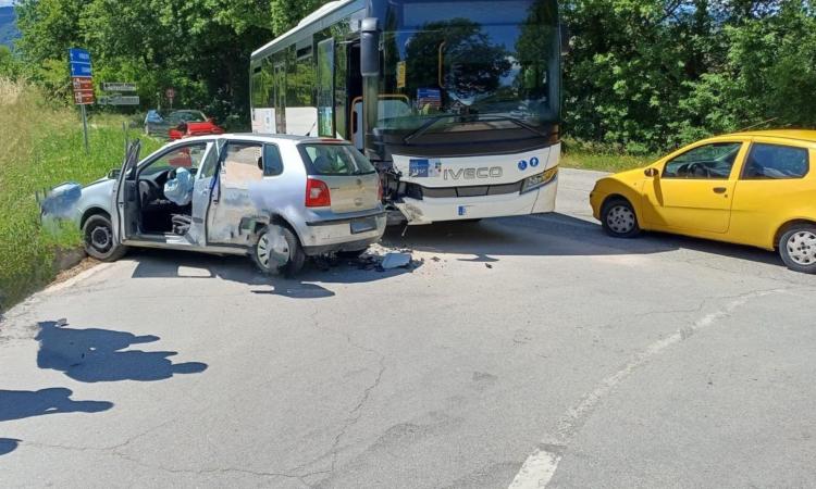Scontro tra auto e pullman a San Severino: paura tra gli studenti a bordo, ma autista evita il peggio